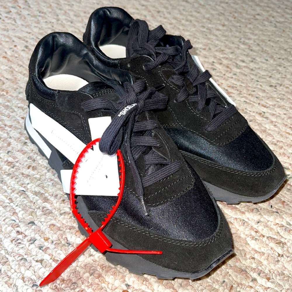 Off White c/o VIRGIL ABLOH